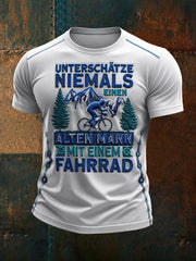 Herren T-Shirt mit Kurzärmeln: UNTERSCHÄTZE NIEMALS EINEN ALTEN MANN MIT EINEM FAHRRAD