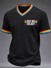 Herren-T-Shirt mit V-Ausschnitt und Christopher-Street-Day-Print