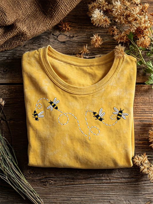 Kurzarm-T-Shirt mit fliegenden Bienen-Kunstdruck für Frauen